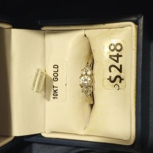 10 kt white gold diamond ring